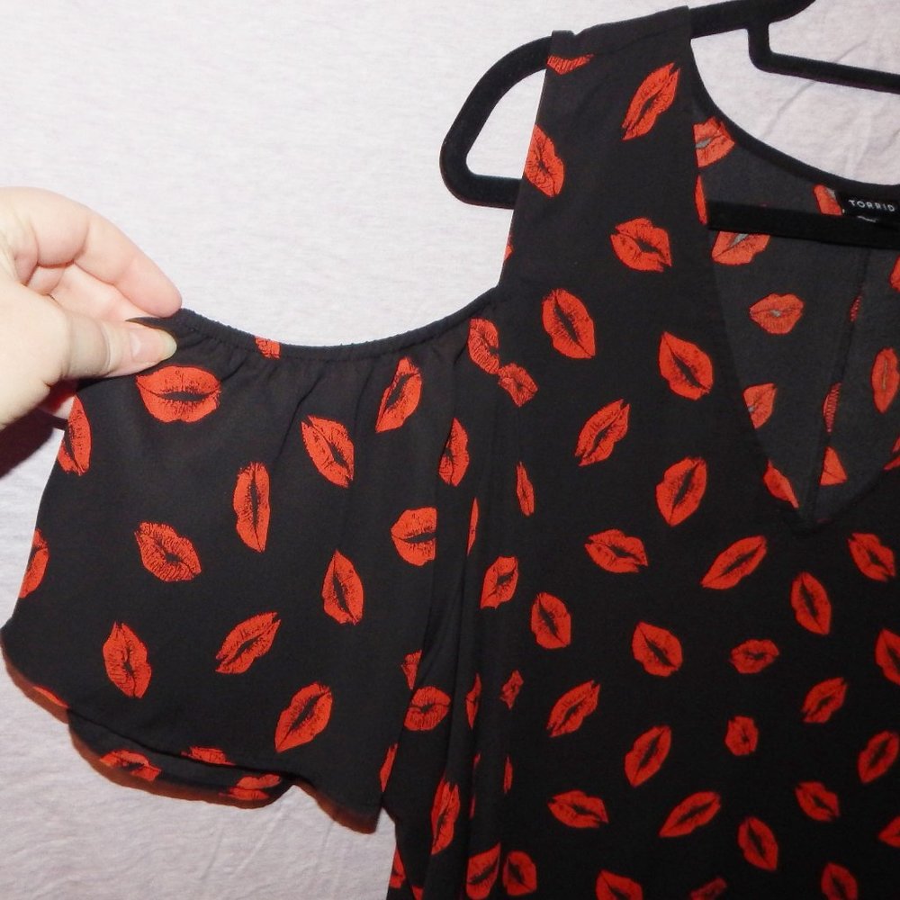 Torrid Lip Print Georgette Flutter Sleeve Cold Shoulder Blouse Size 4X - Picture 4 of 5